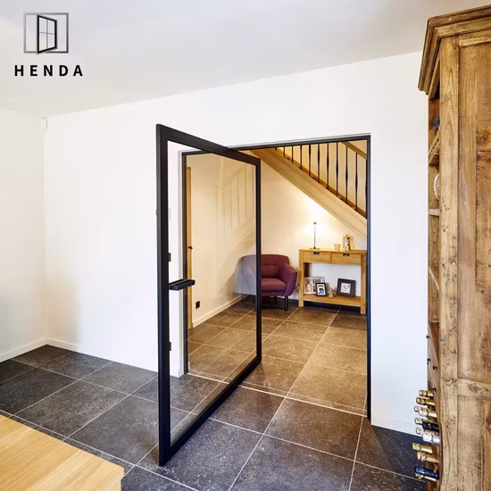 Porte de cabine de douche pivotante au fini noir mat avec panneau latéral en option